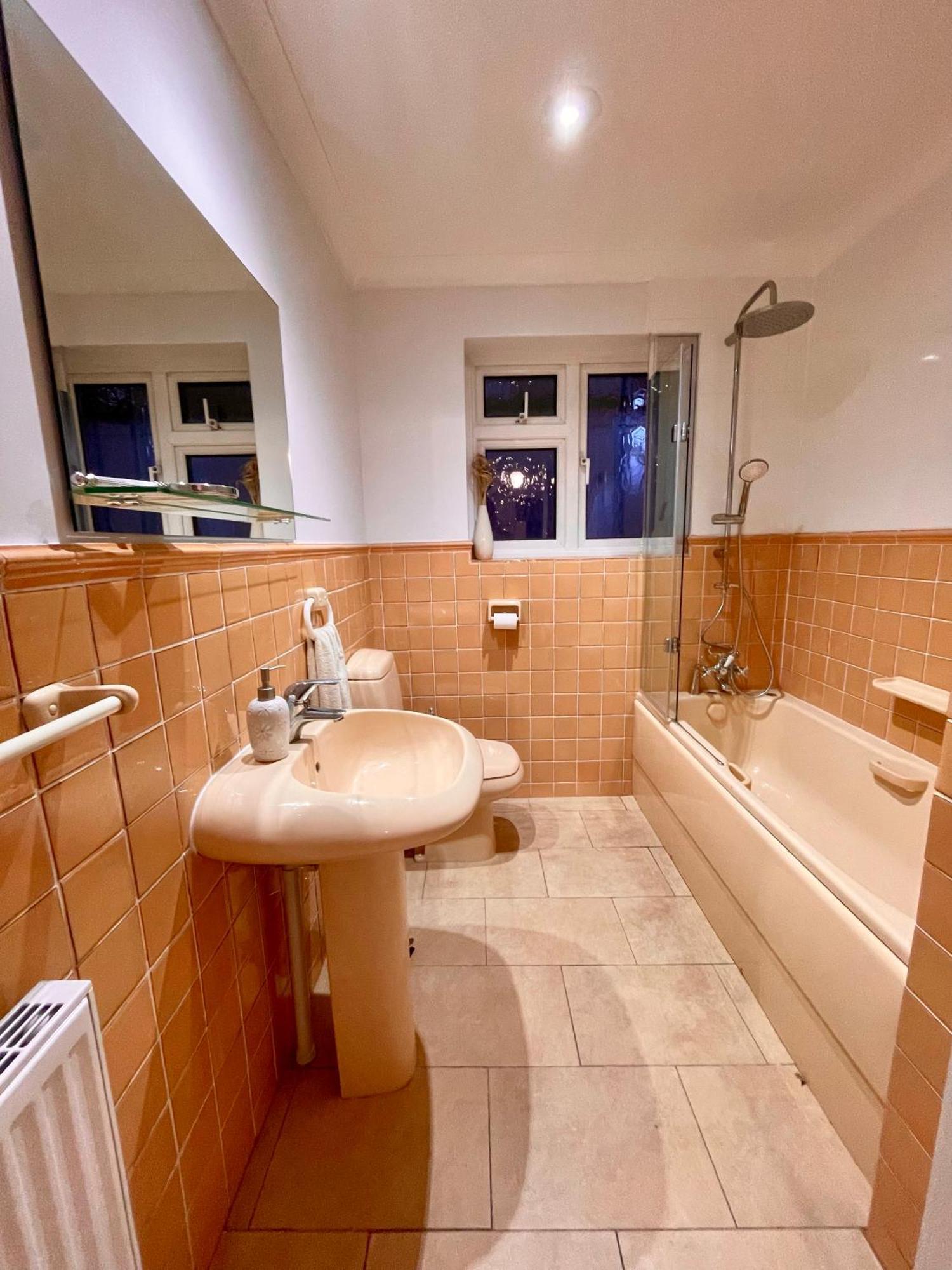 Charming Bournemouth House With Beautiful Spacious Gardens, 5 Min Drive To Beaches, Free Parking For 2-3 Cars Eksteriør bilde