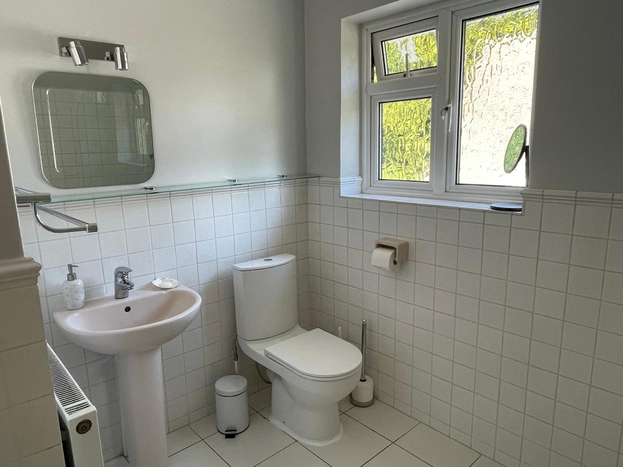Charming Bournemouth House With Beautiful Spacious Gardens, 5 Min Drive To Beaches, Free Parking For 2-3 Cars Eksteriør bilde